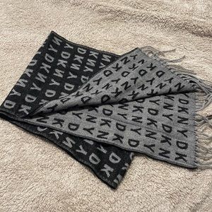 DKNY SCARF NWOT